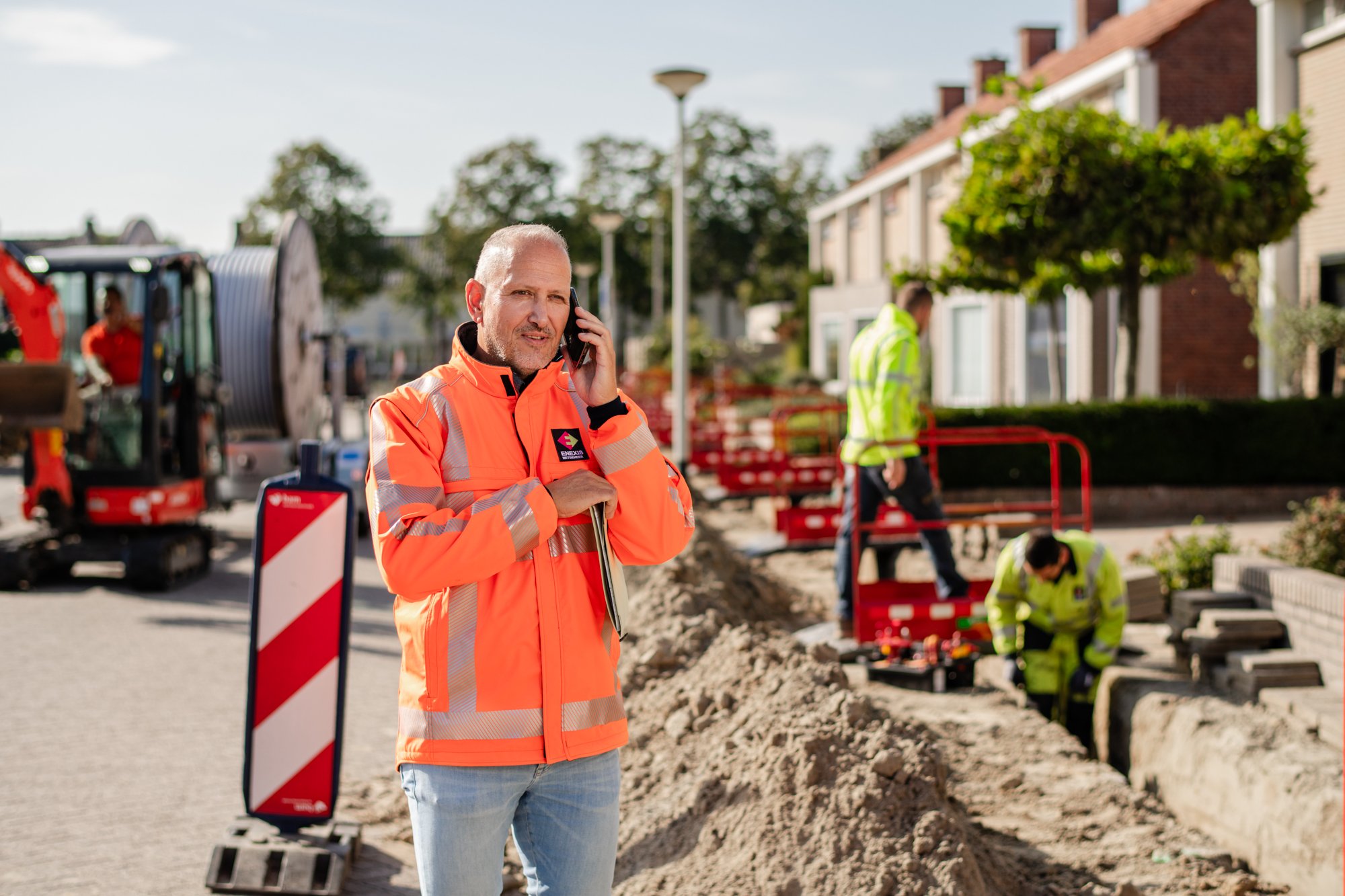 Een monteur aan het bellen