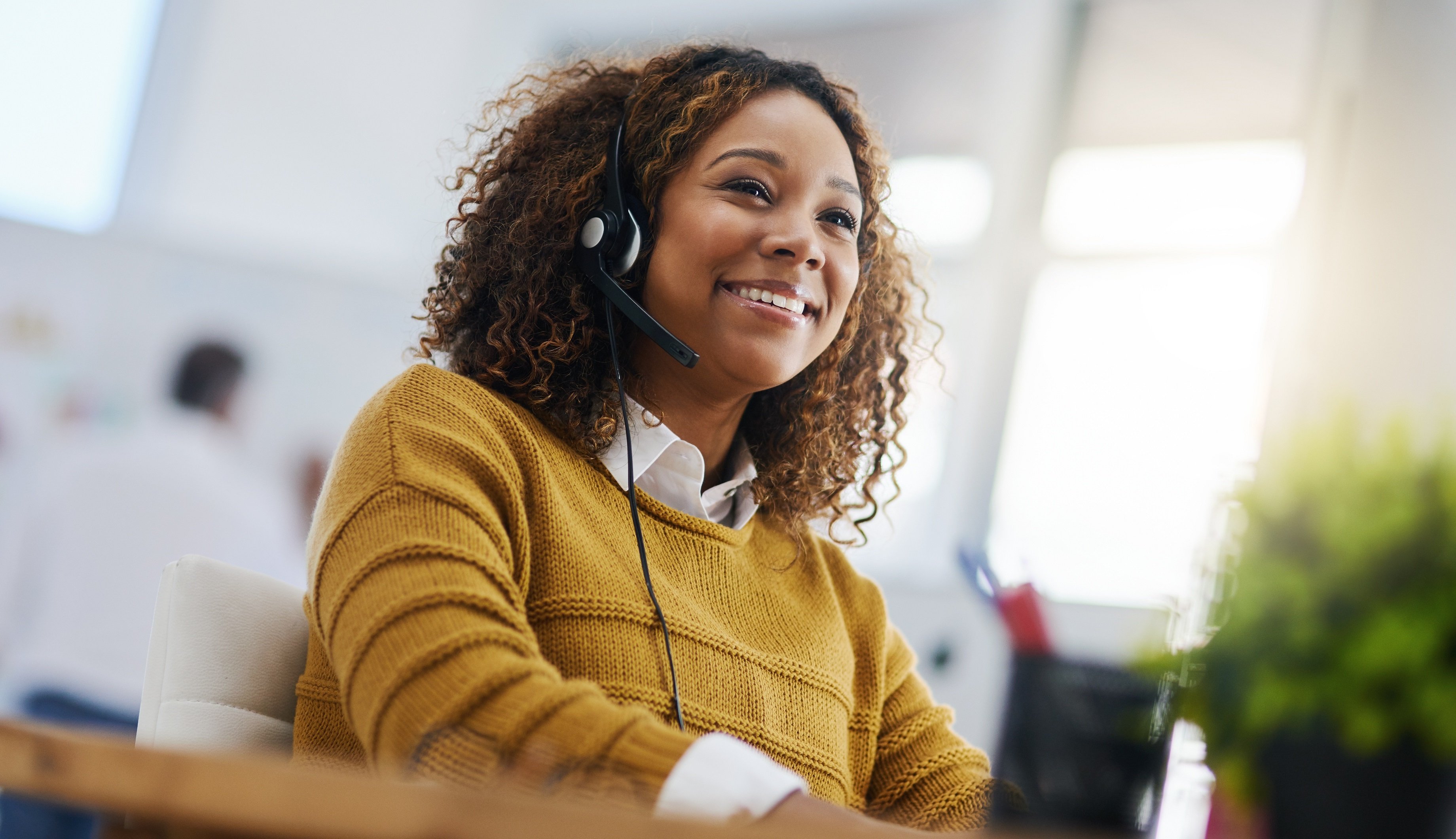 Klantenservicemedewerker van Enexis aan het bellen