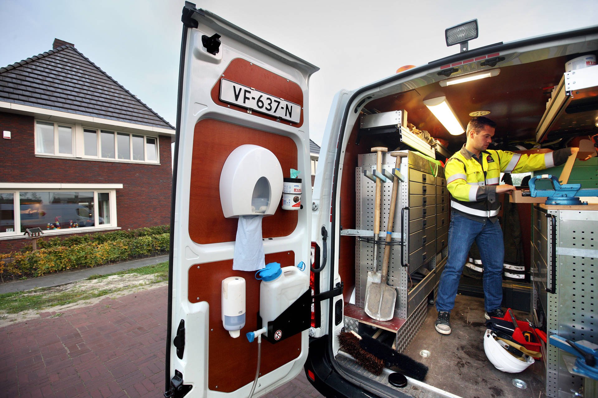 Monteur van Enexis in werkbus