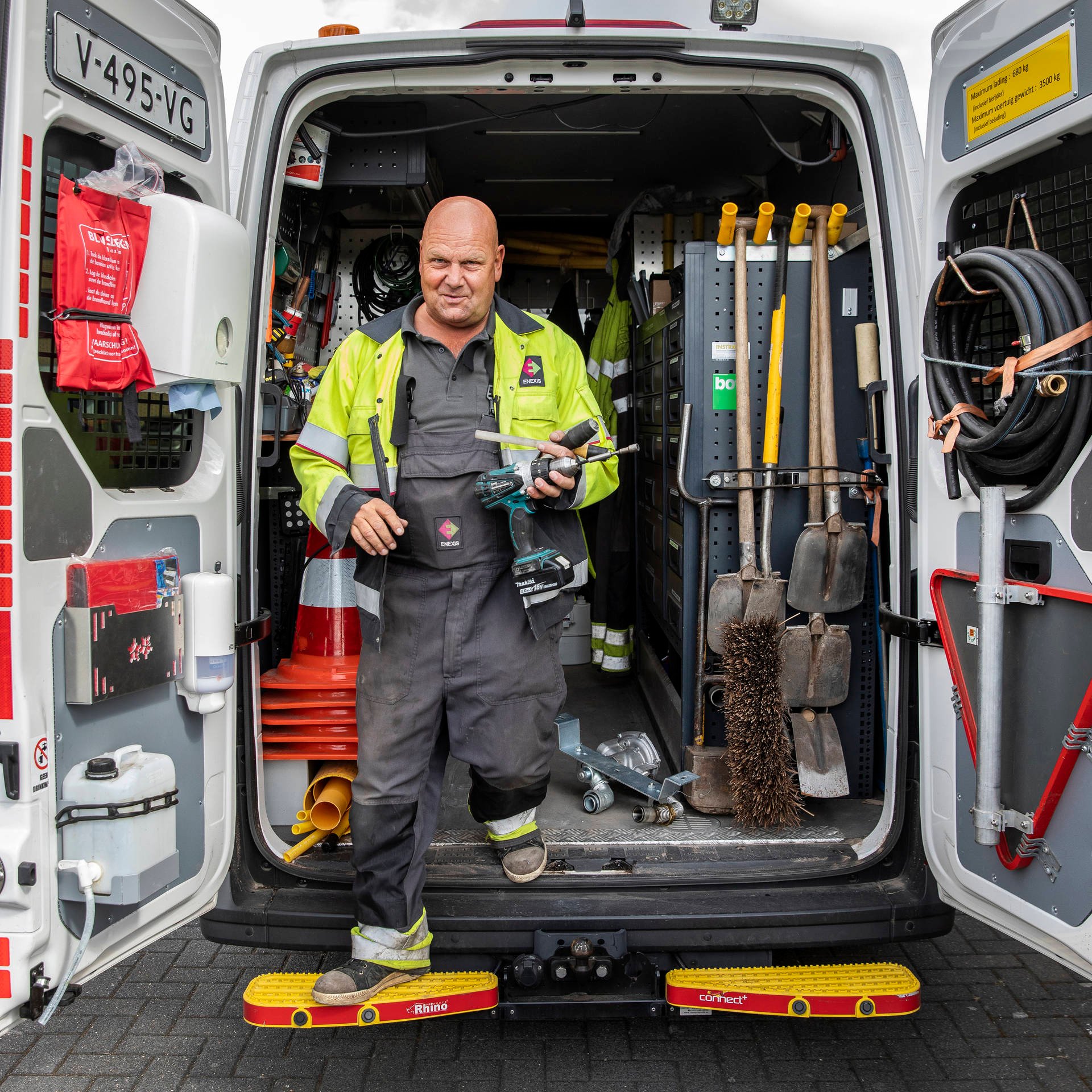 Monteur in de laadbak van de bus