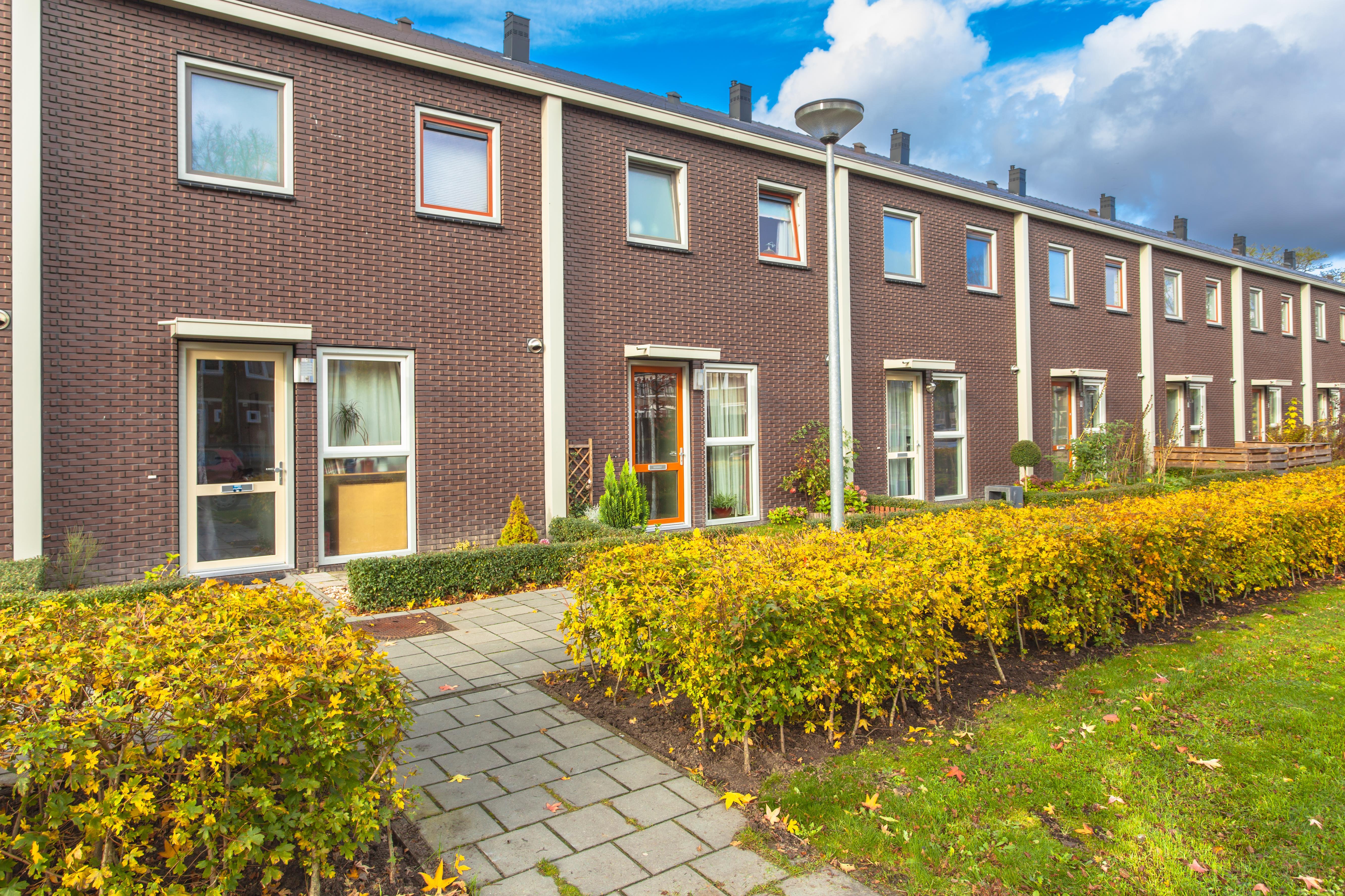 Rijtjeshuizen in een straat