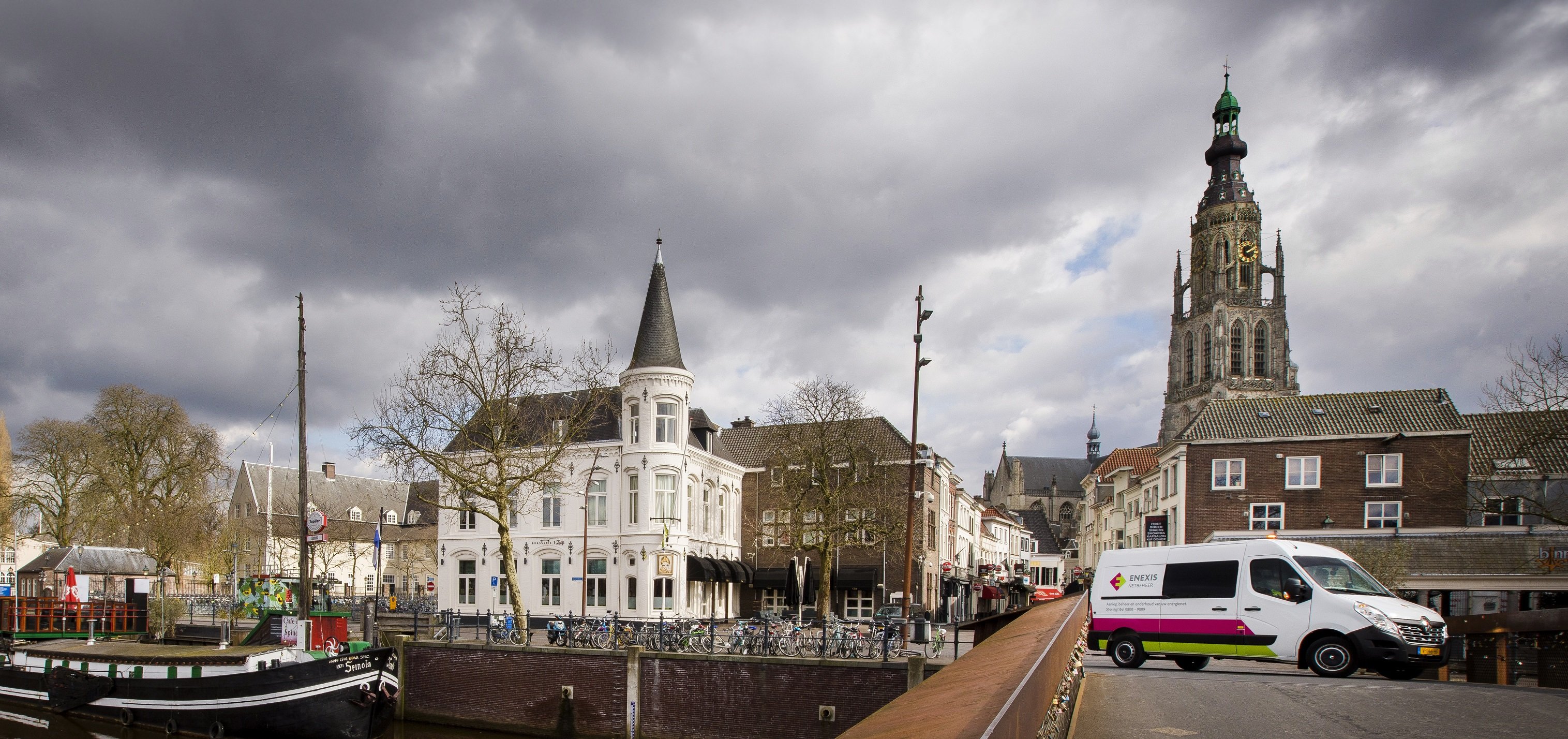 Bus Enexis in de stad
