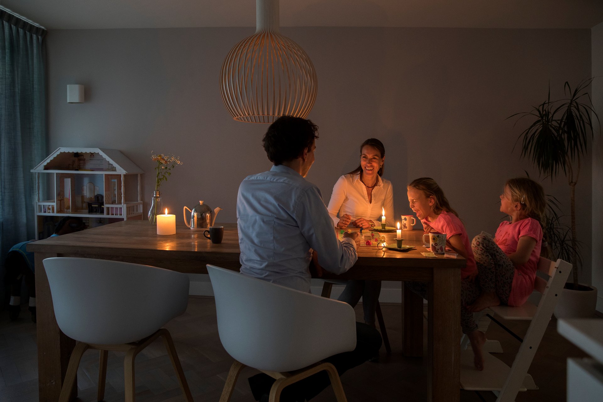 Gezin aan tafel met kaarsen vanwege stroomuitval