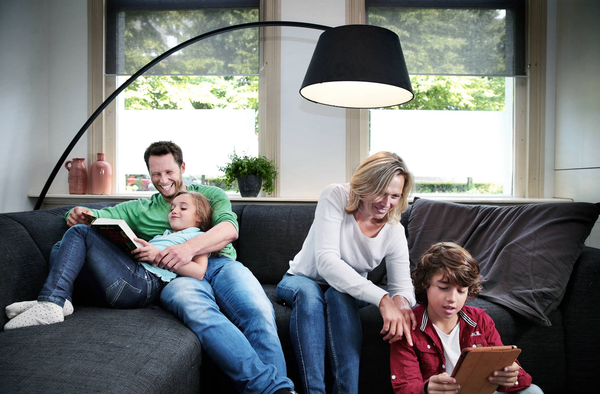 Gezin op bank met licht aan