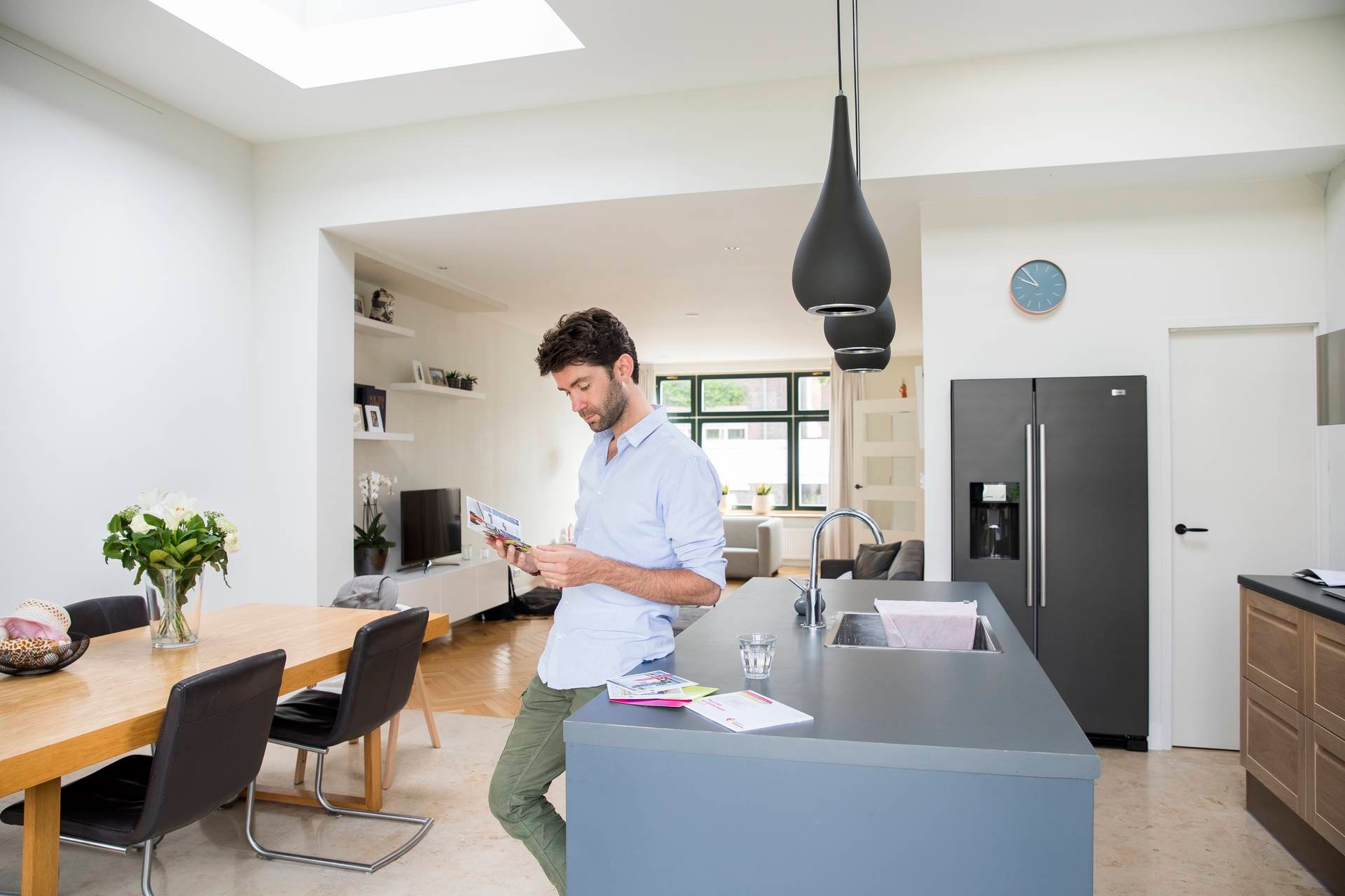 Man in keuken met folder van Enexis
