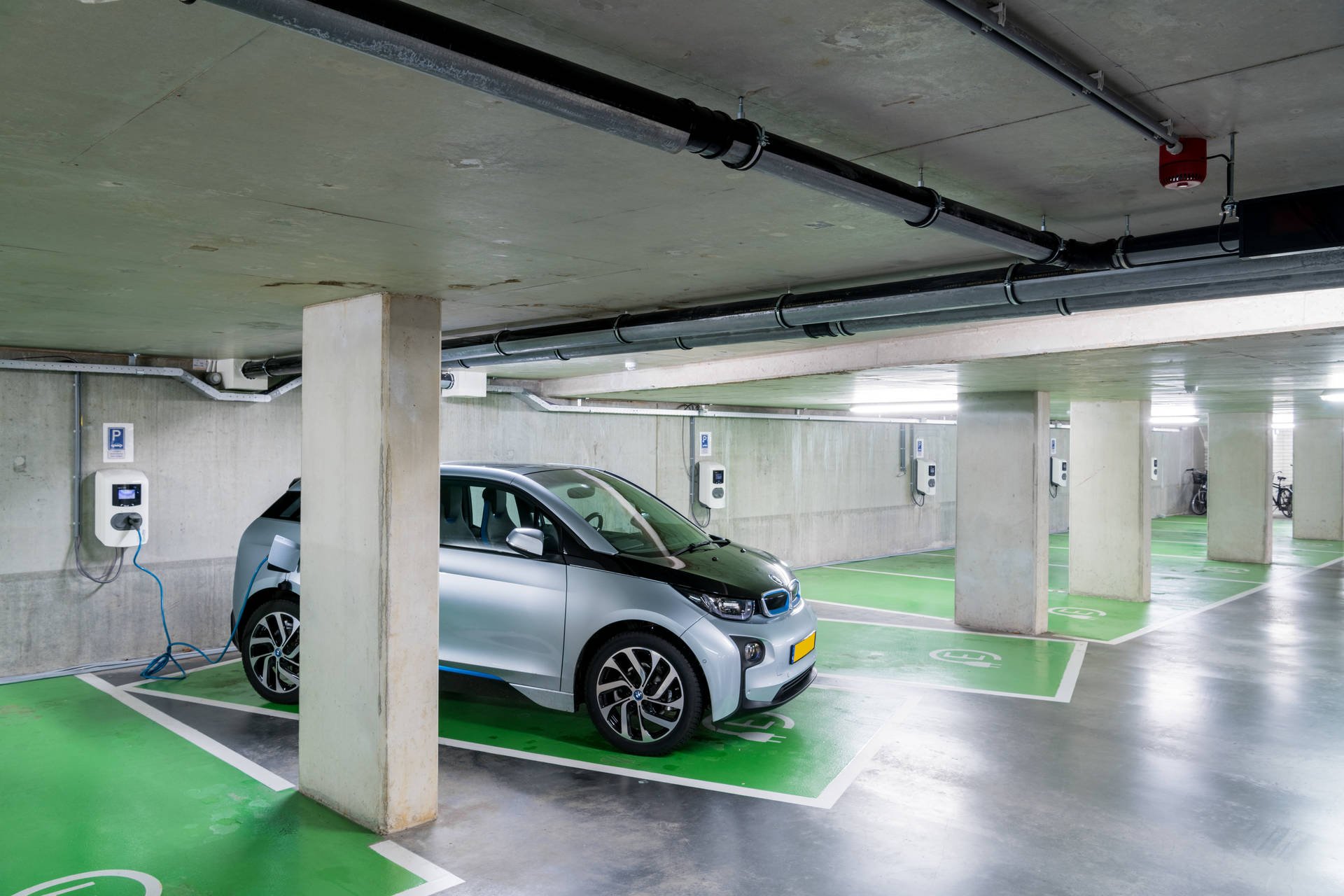 Laadpaal in gebruik in parkeergarage