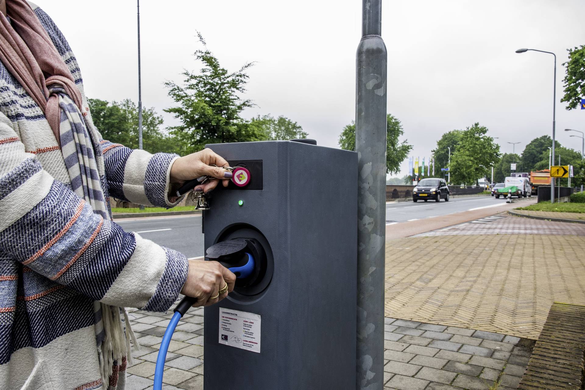 Laadpaal in straat die wordt gebruikt voor opladen van auto