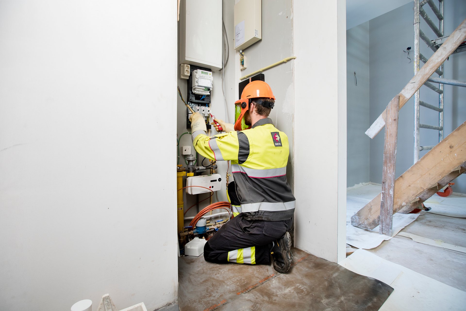 Monteur bij meterkast