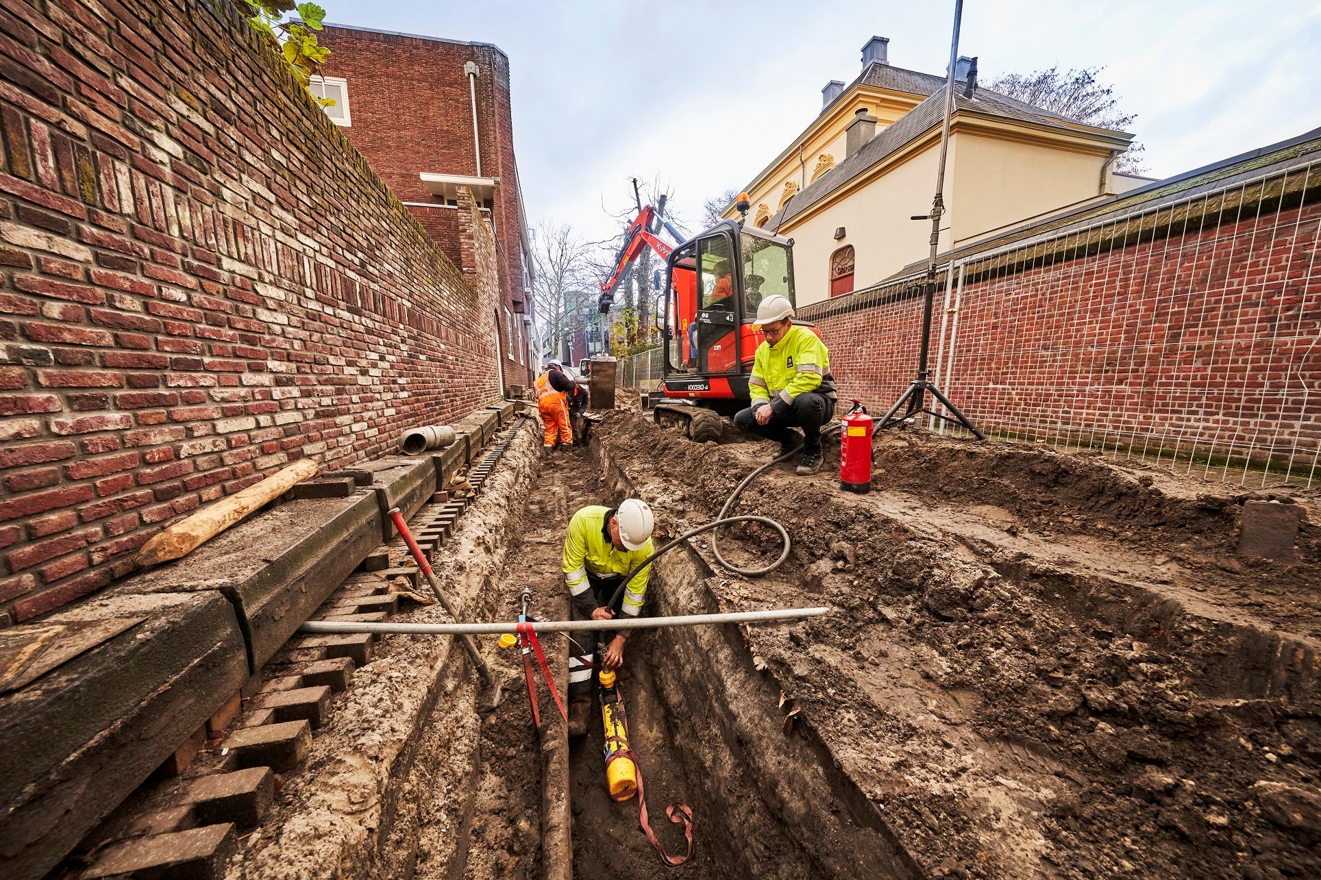 Enexis monteurs graven naar gasleiding