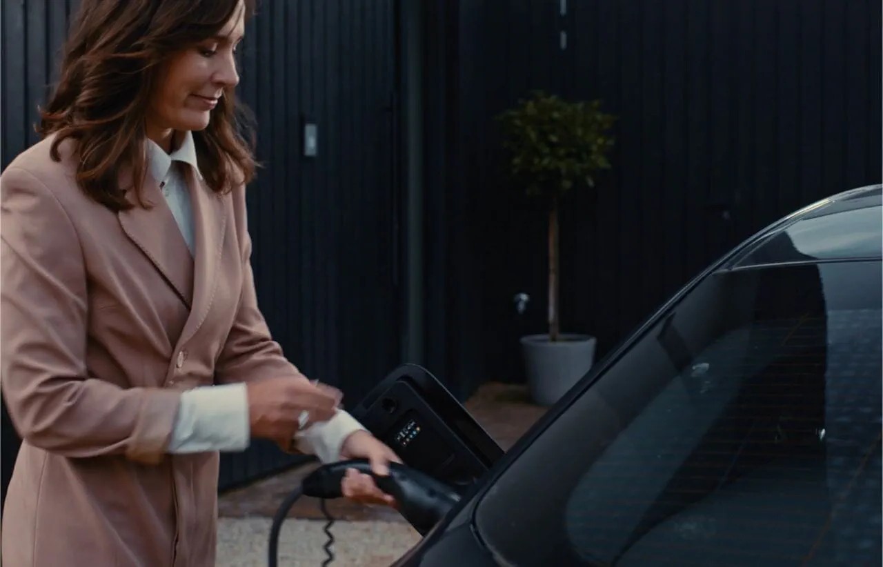 Kim steekt de stekker in haar elektrische auto