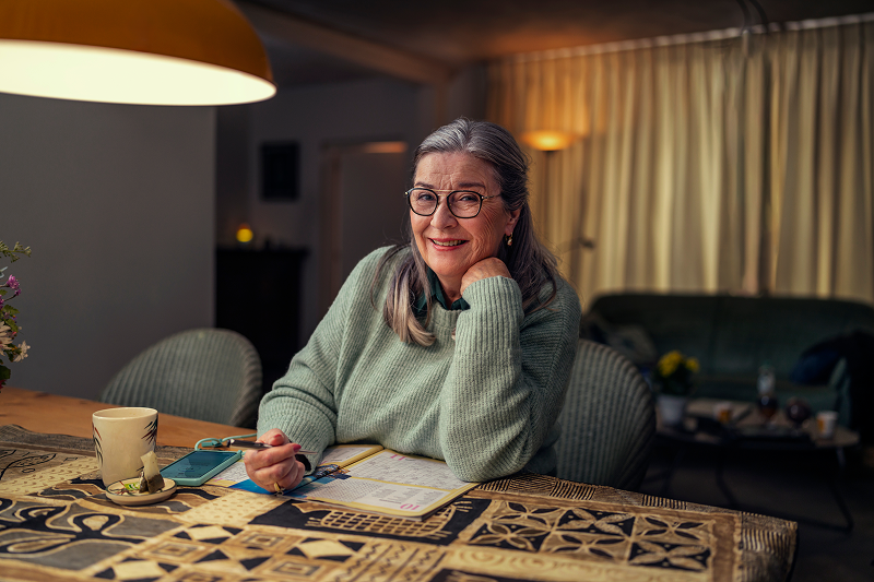 Maaike zit aan tafel