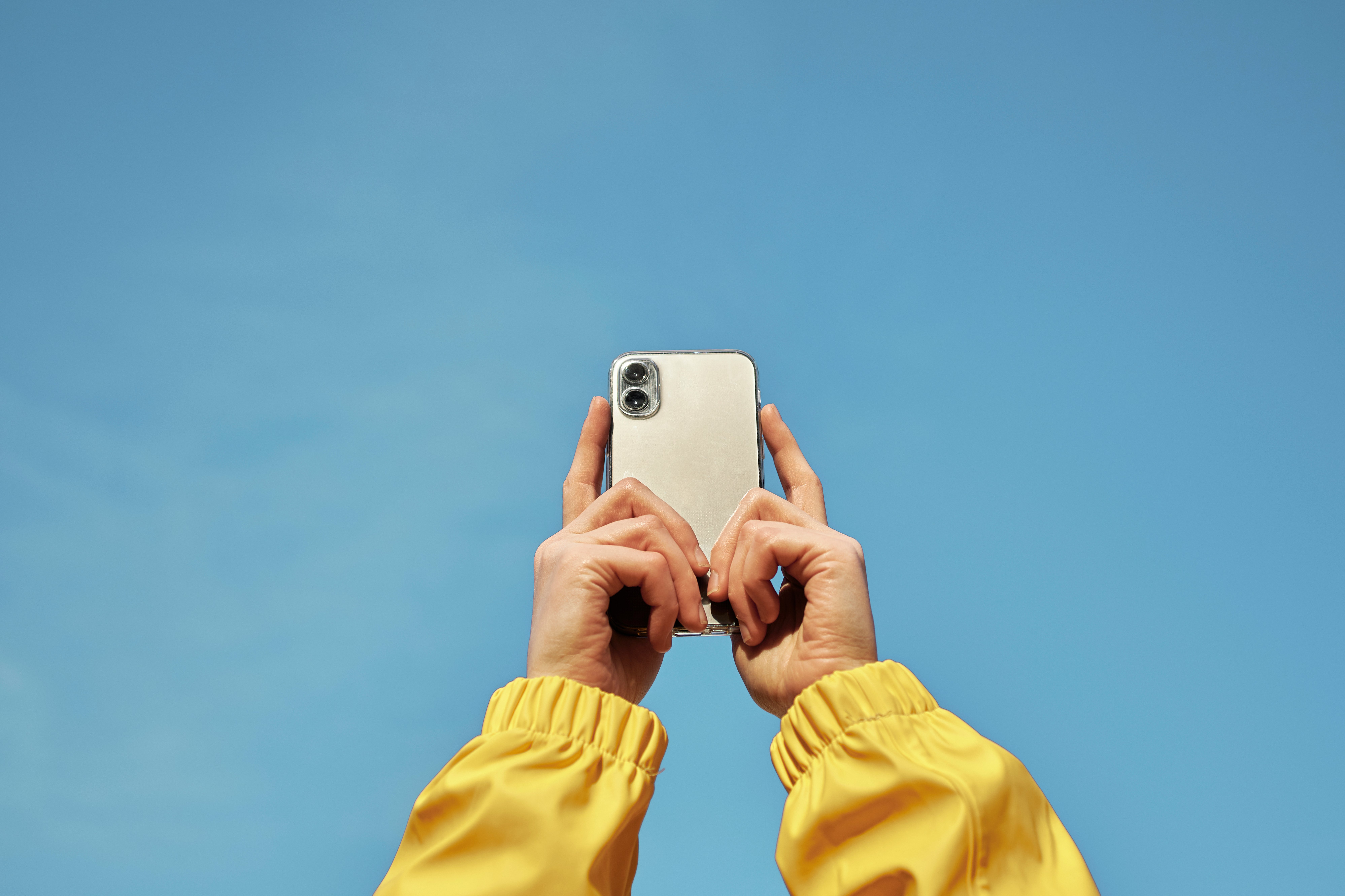 Persoon houdt telefoon in de lucht