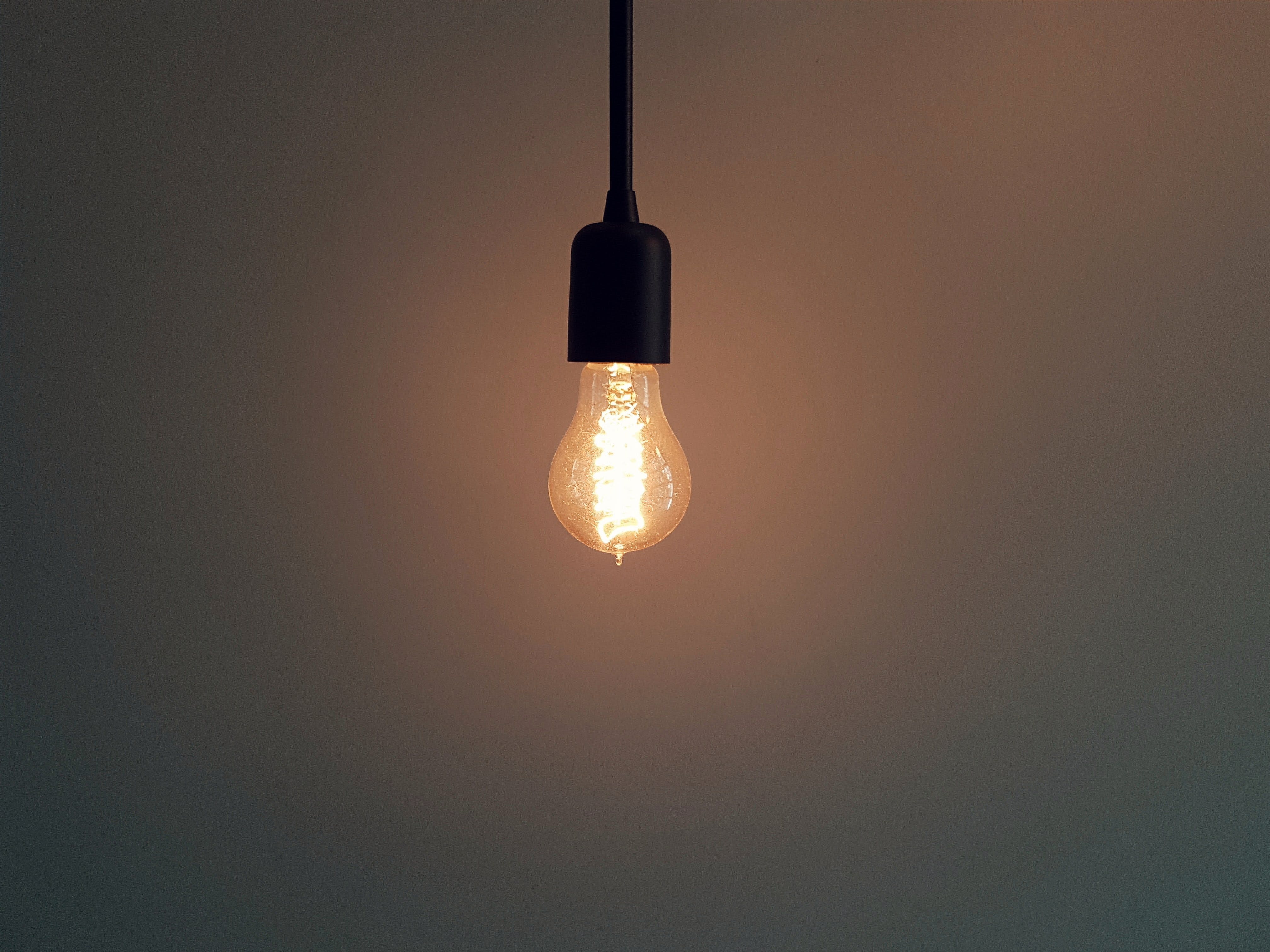 Lamp die schijnt in het donker