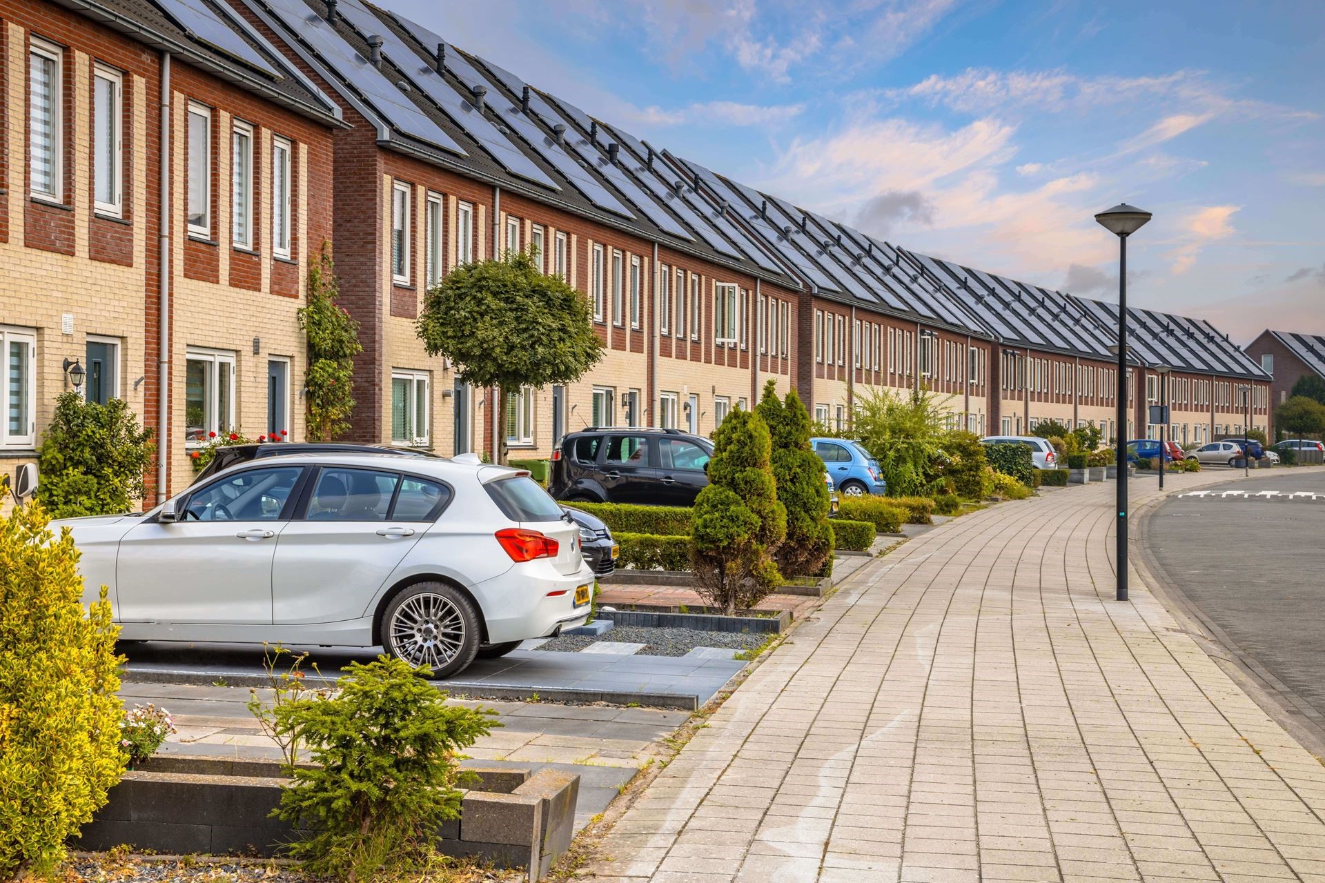 Woonwijk met zonnepanelen