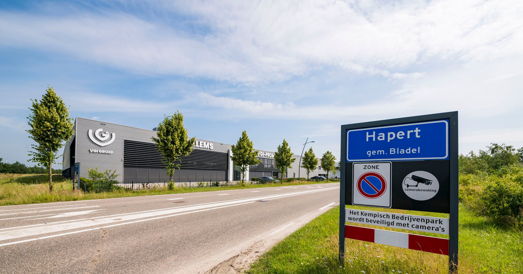 Bord van Hapert langs de weg