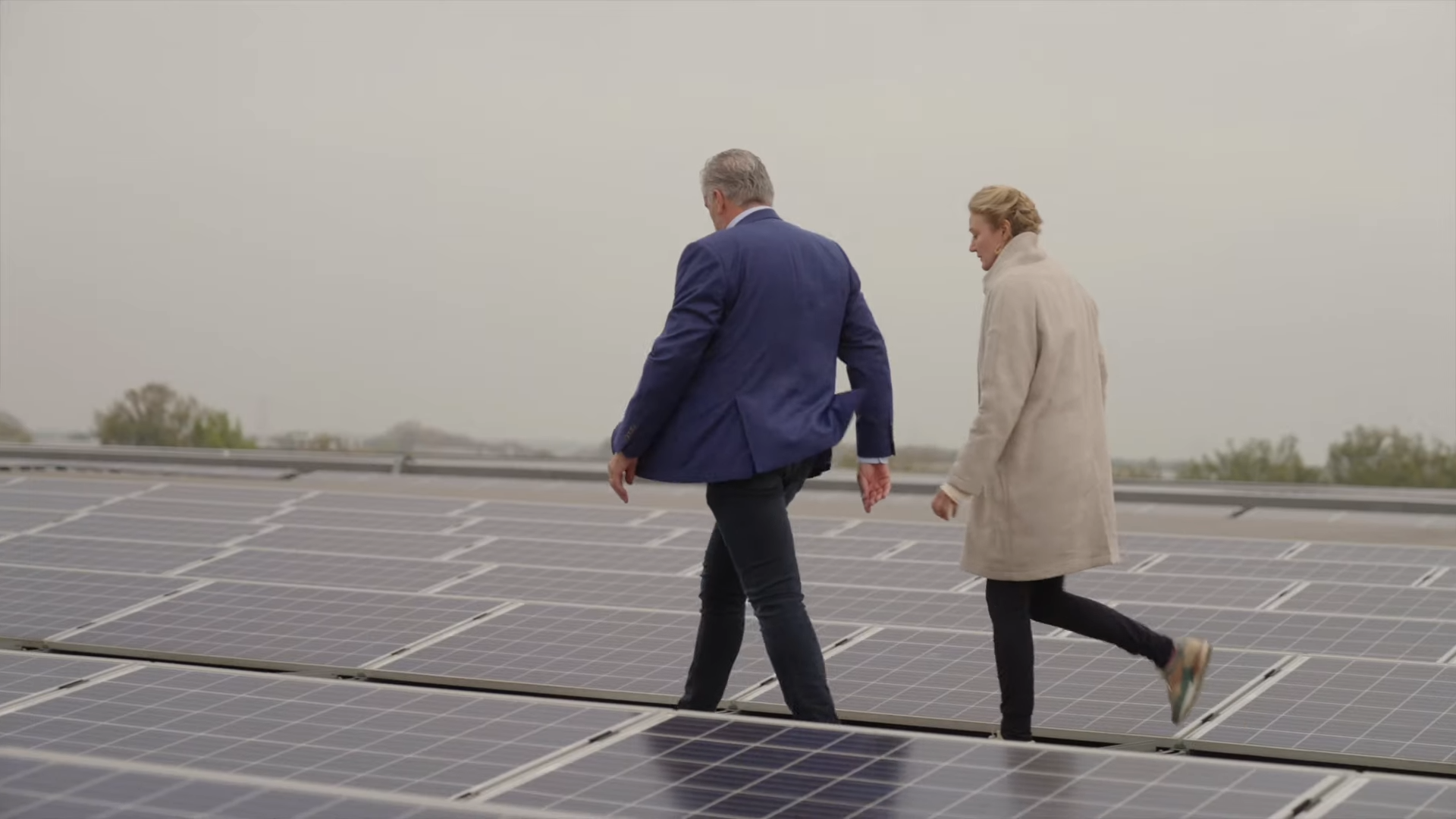 Mensen die wandelen langs zonnepanelen