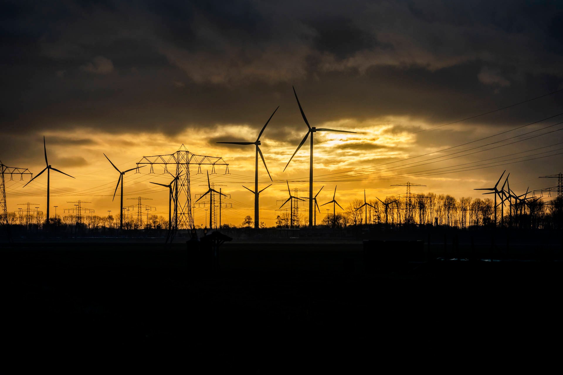 Windmolens met ondergaande zon