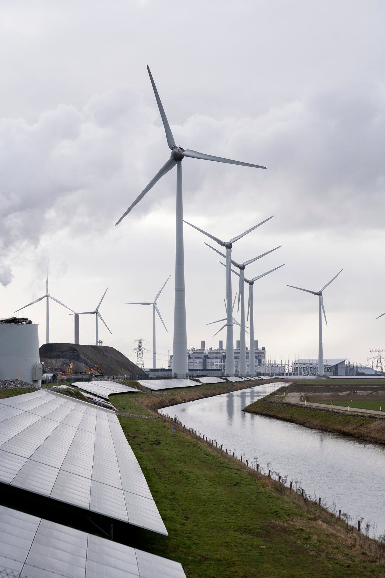 Zonnepanelen met windmolens