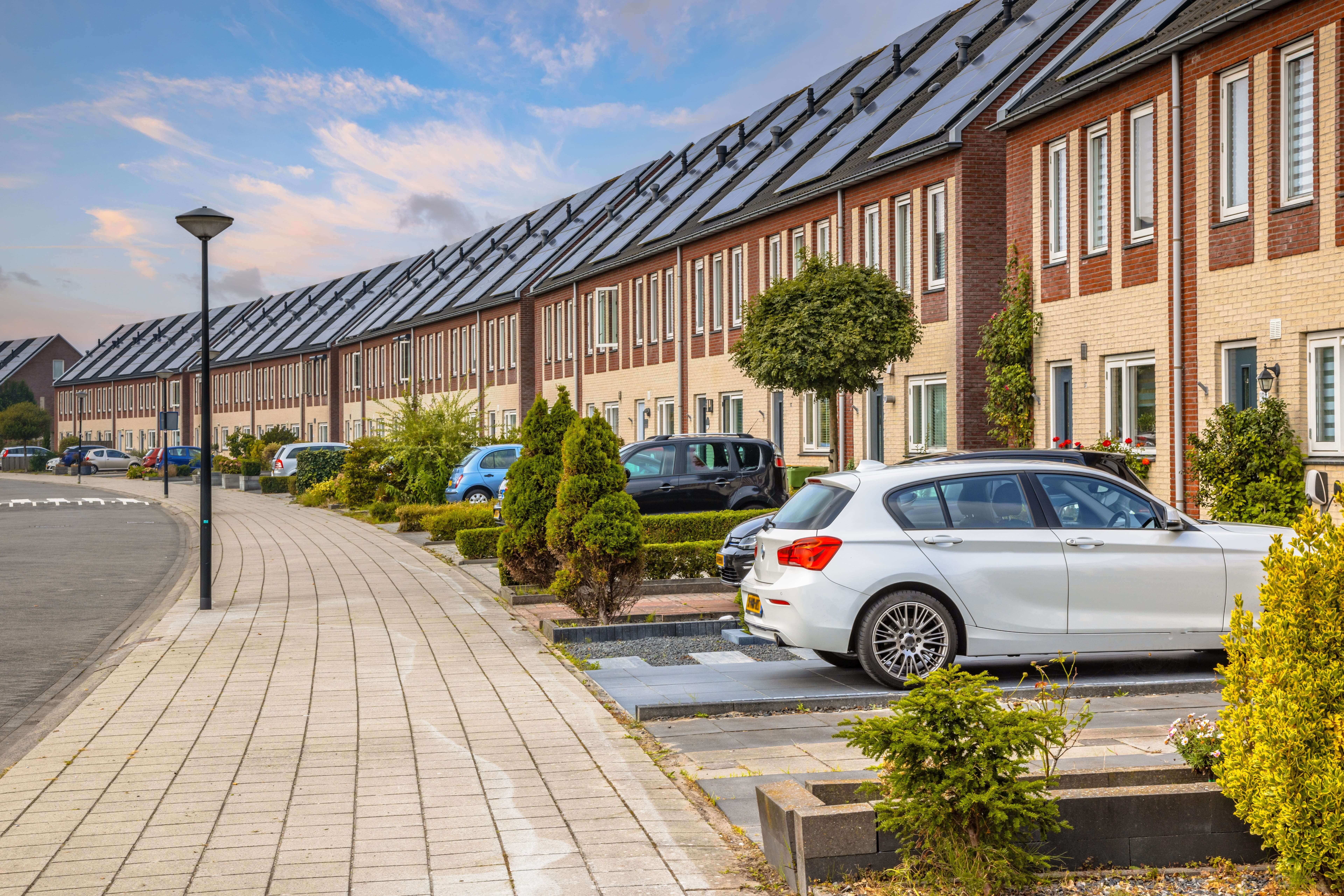 Woonwijk met zonnepanelen en bijna de hele straat auto voor de deur