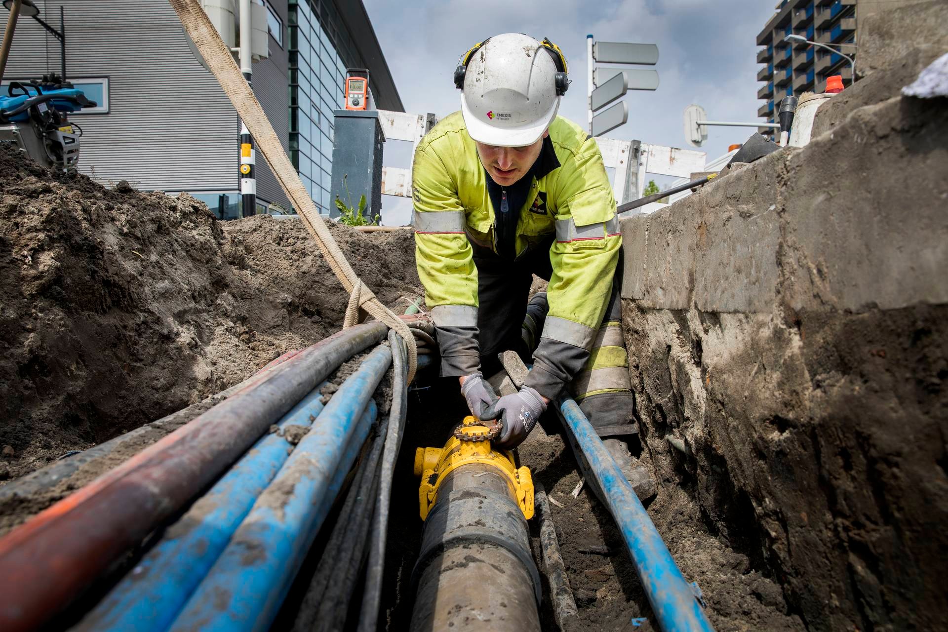Monteur van Enexis aan het werk