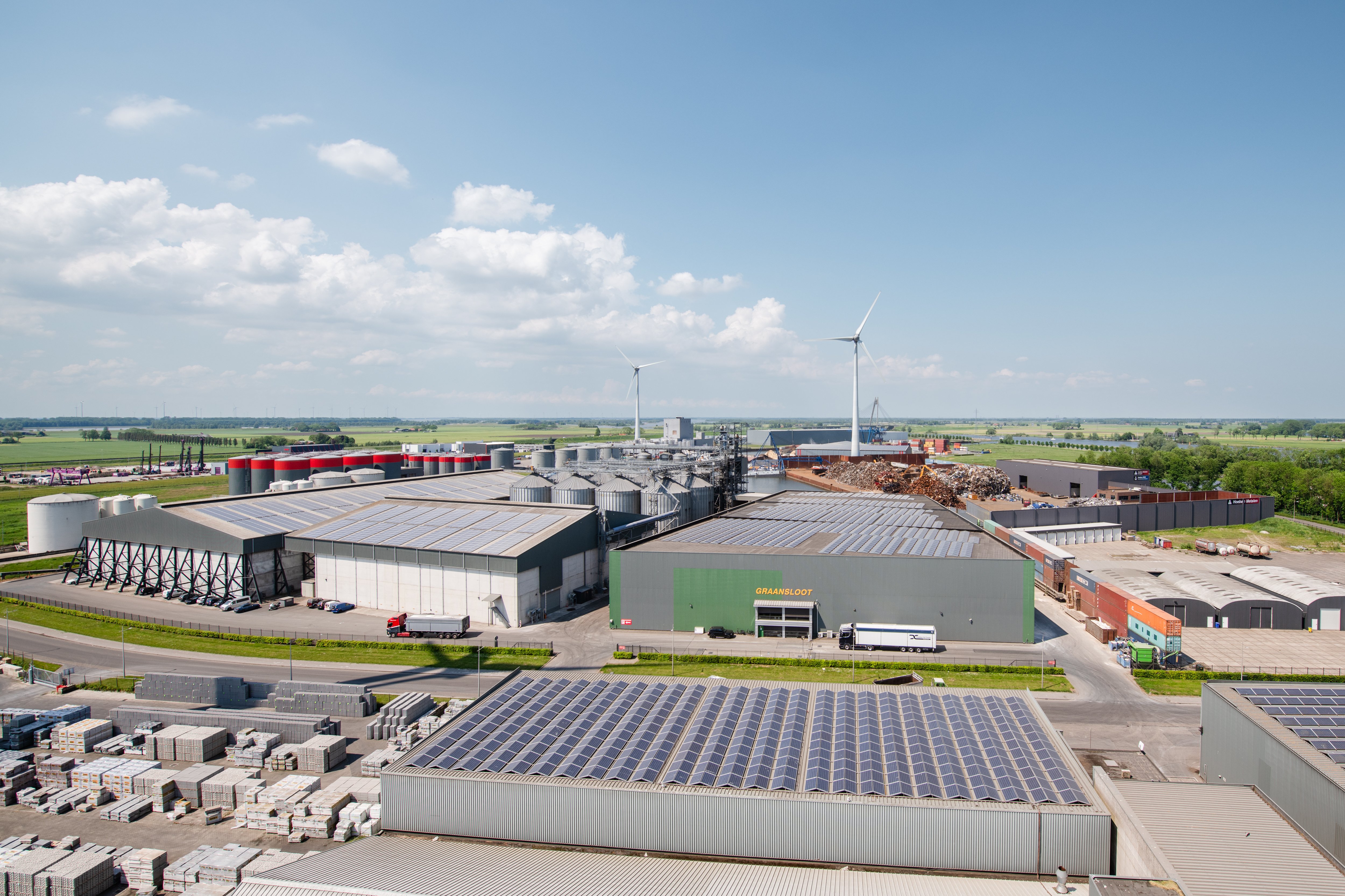 Luchtfoto van loodsen Weever Bouw en andere bedrijven