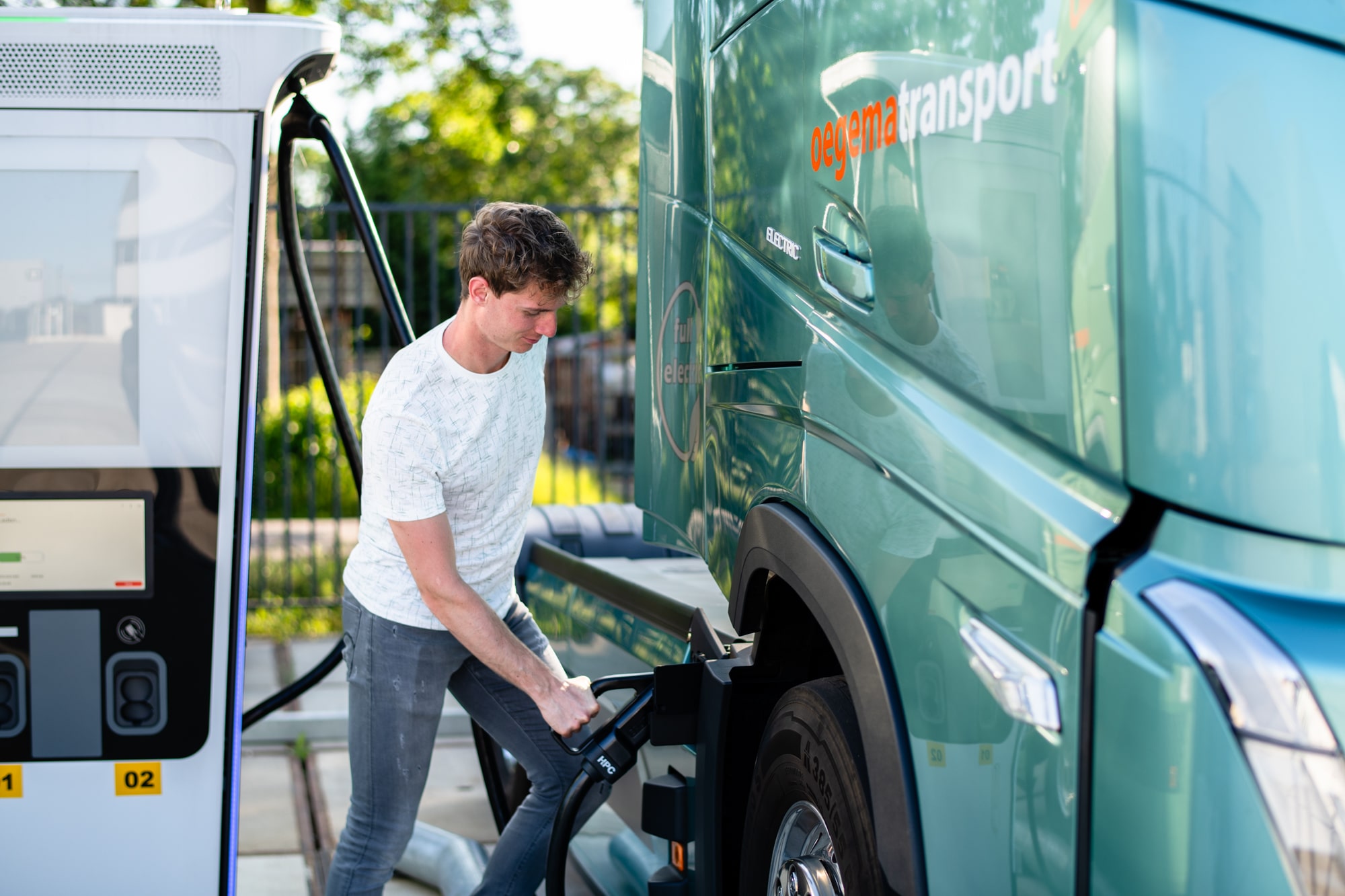 Medewerker Oegema Transport doet de laadkabel in de vrachtwagen