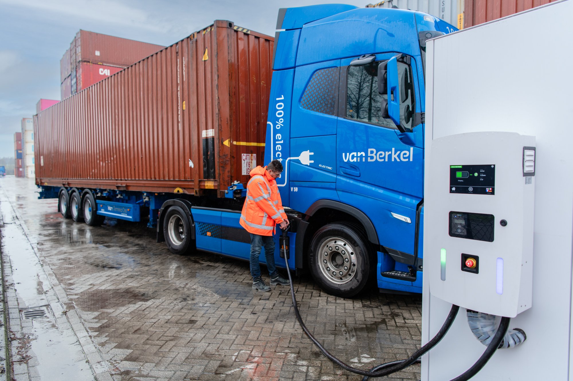Vrachtwagen van Van Berkel Groep aan de laadpaal