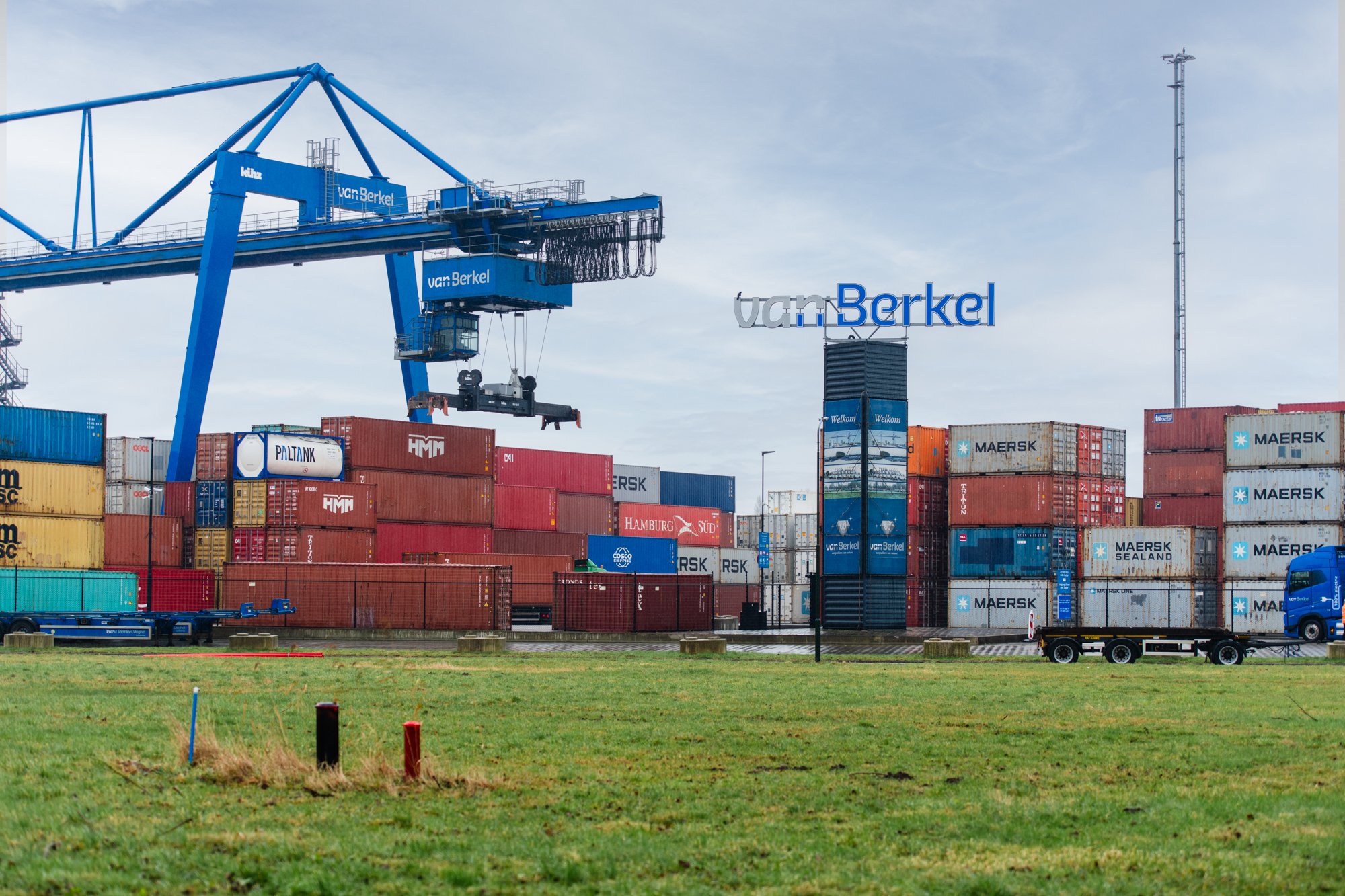 Containers en logo Van Berkel Groep