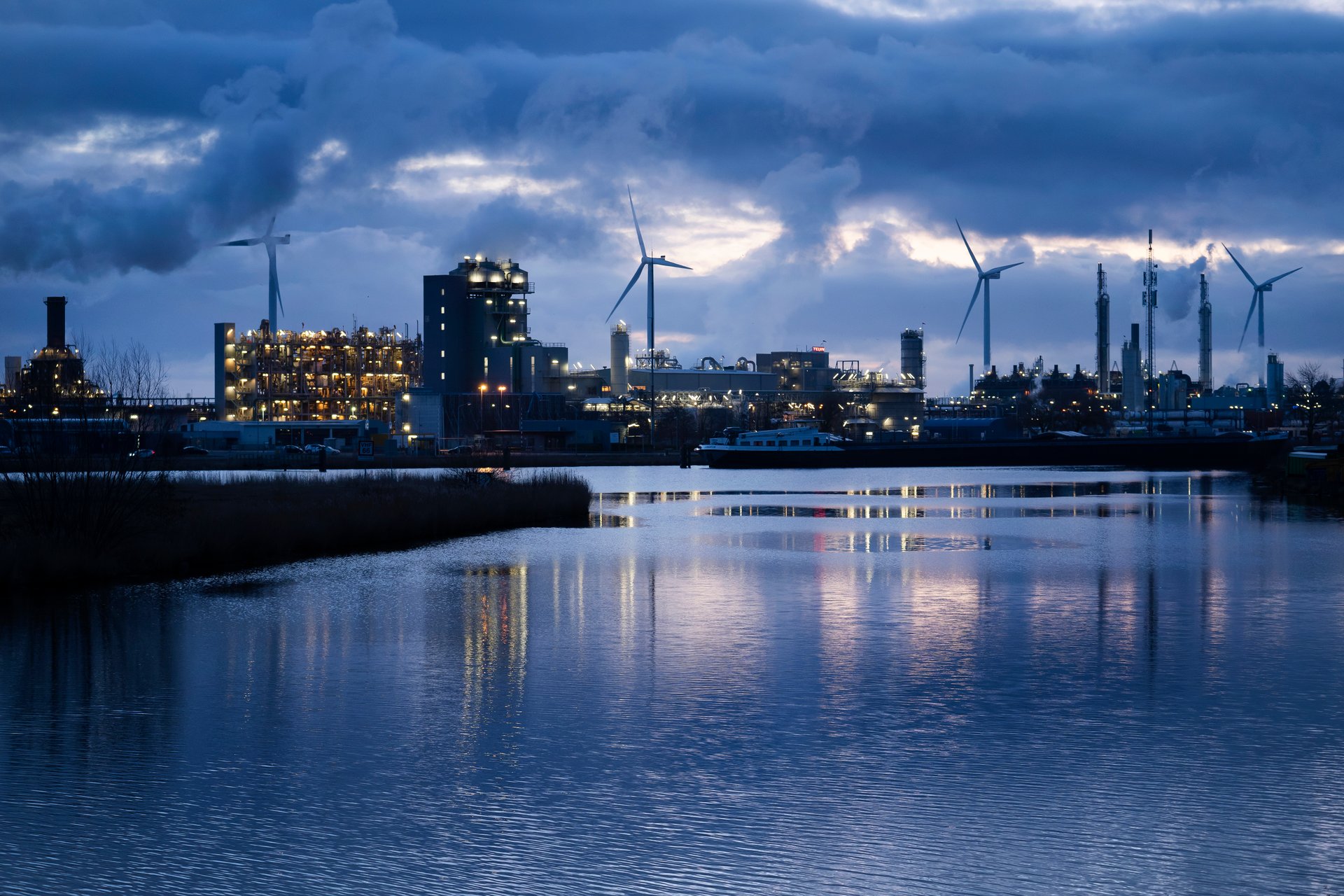 Industrie met windmolens op de achtergrond