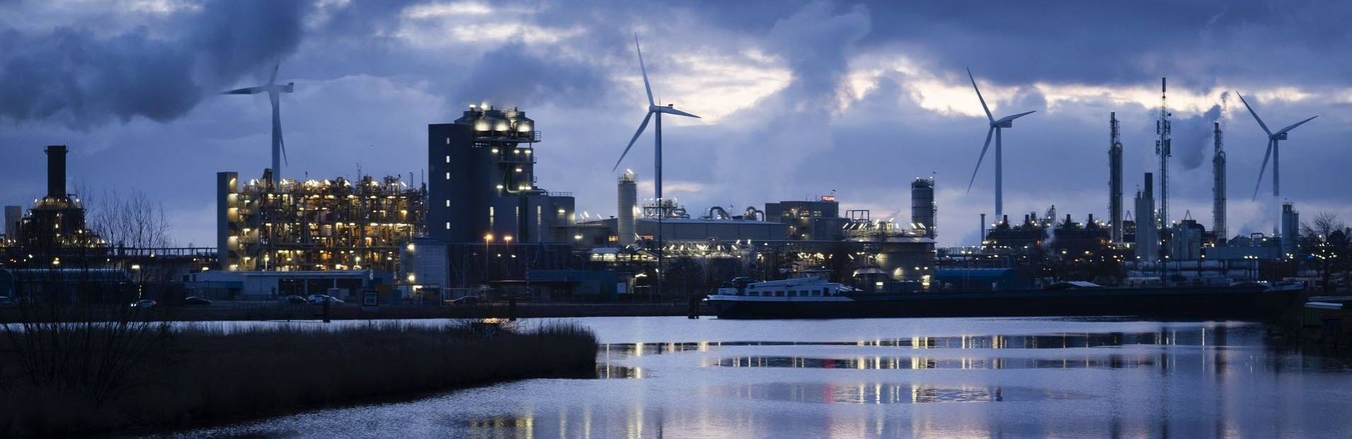 Panorama van industrie met windmolens