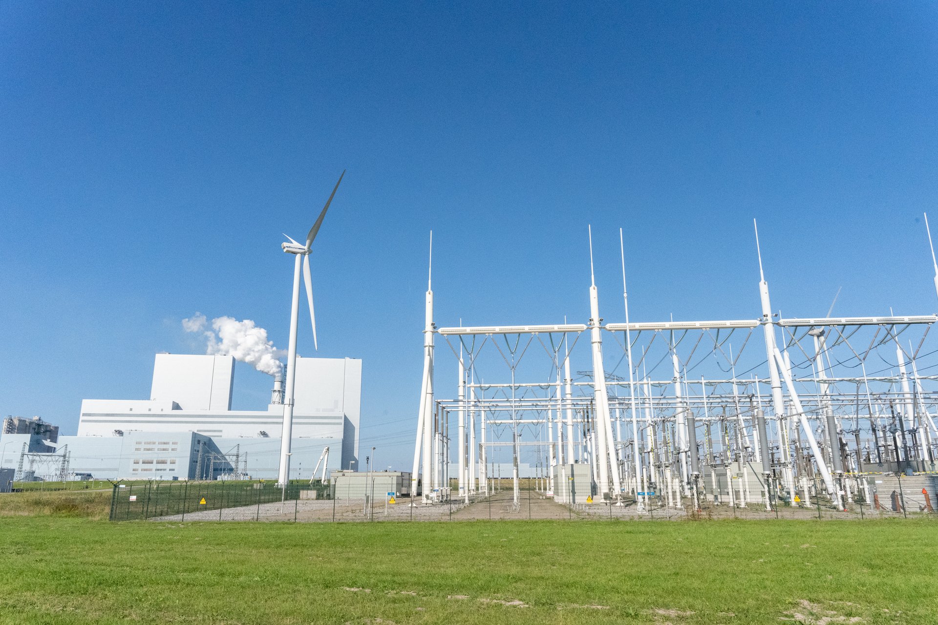 Windmolen bij spanningsstation