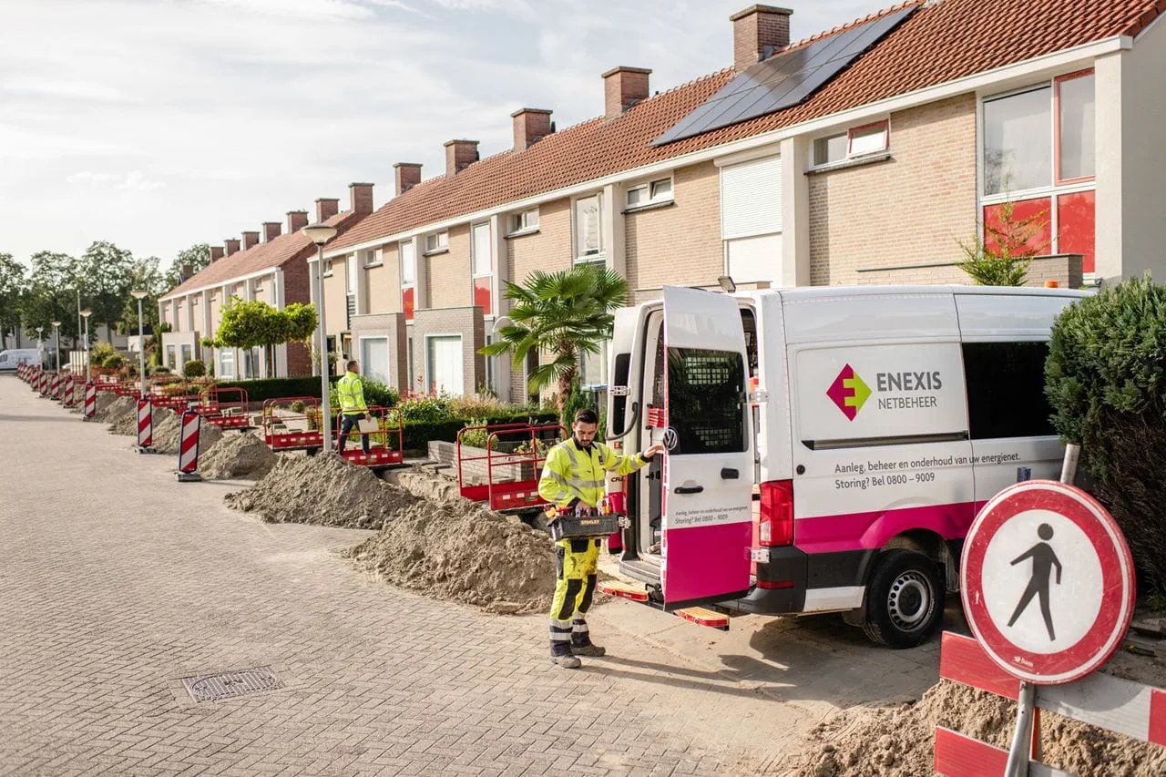 240219_5168  monteur in nieuwe werkkleding voor straat