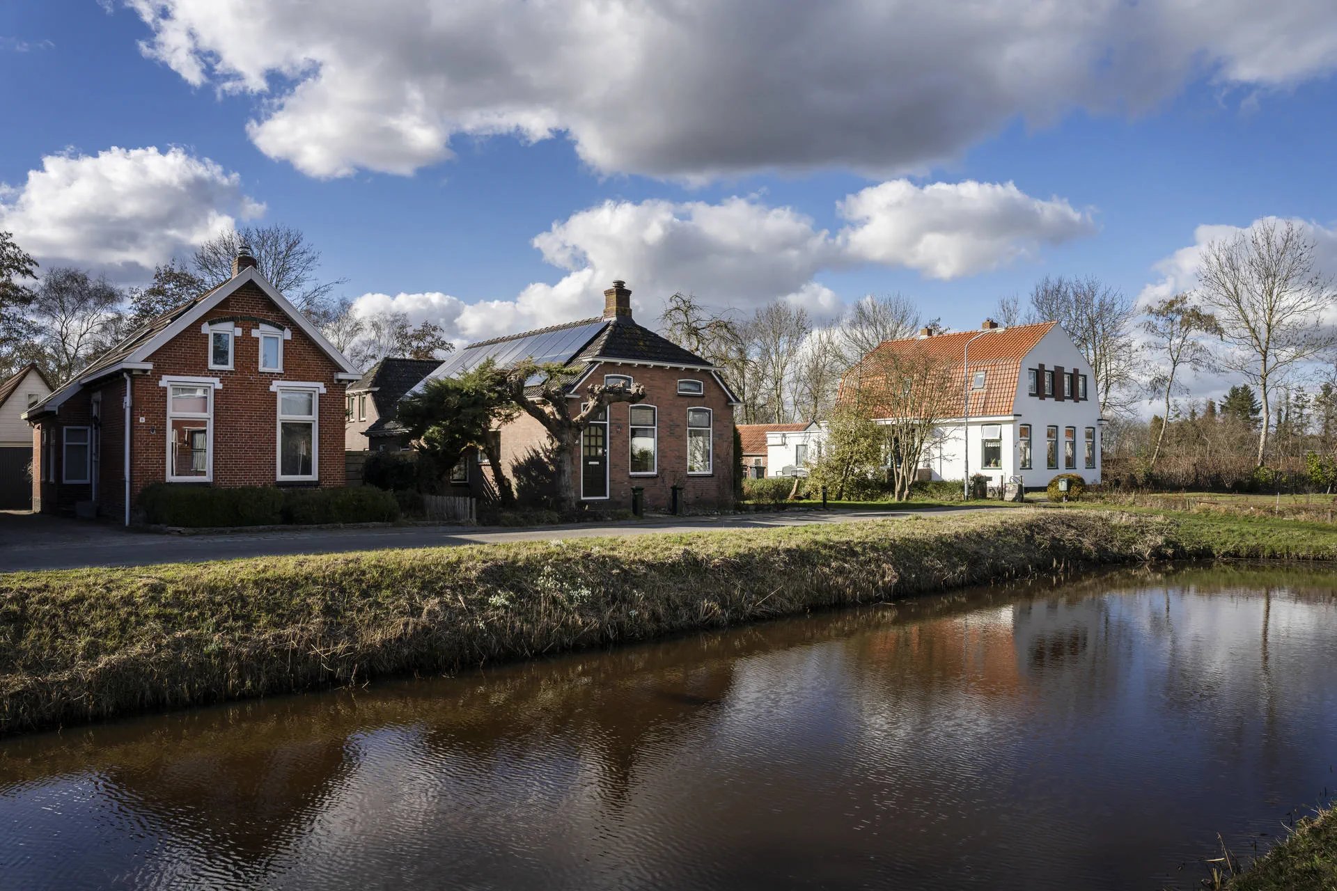 Woningen met zonnepanelen en water